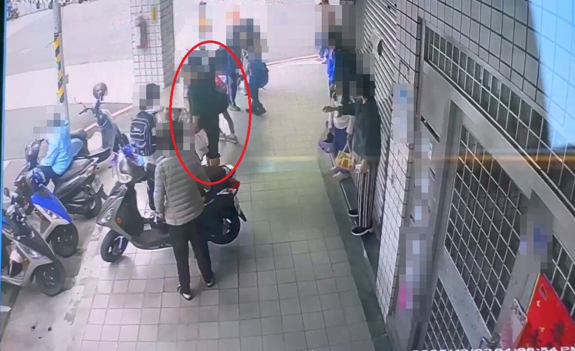 隨機攻擊學童!三峽男揮拳「用力打頭」畫面曝 警逮人強制送醫