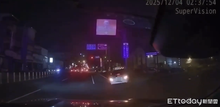 毒駕男越線停車還狂拉音浪!油門一踩狂飆拒檢 撞安全島被逮