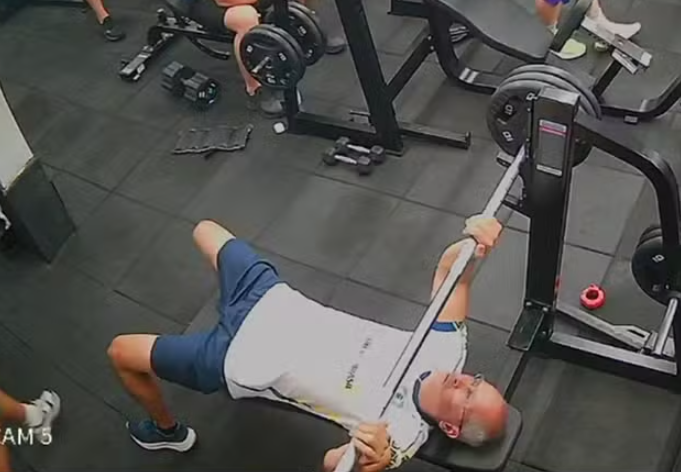 健身房臥推手滑「槓鈴重砸胸口」　巴西男起身數秒倒地亡