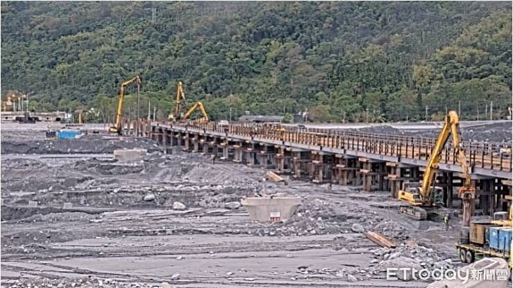 鳳凰颱停工8天!增加人力機具積極施工 馬太鞍鋼便橋進度超前