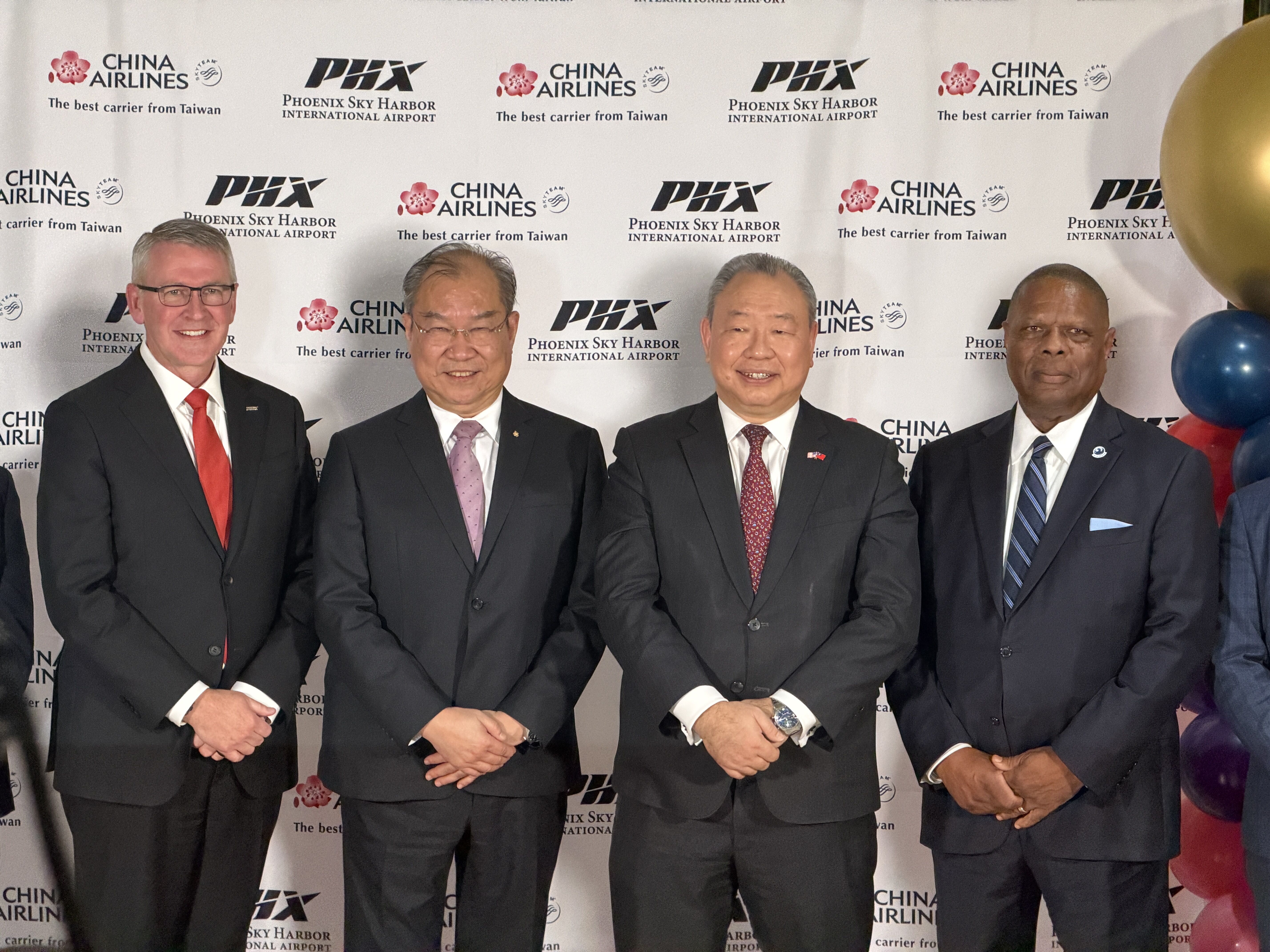 ▲▼華航台北直飛鳳凰城首航慶祝儀式，天港機場CEO Chad Makovsky（左）、我國駐美代表俞大㵢（右二）、與華航董事長高星潢（左二）一同慶祝。（圖／記者高兆麟攝）