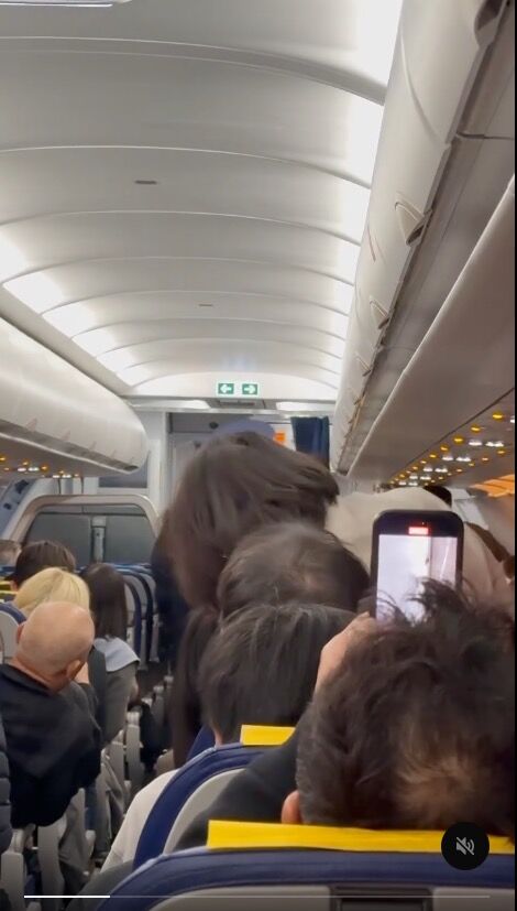 ▲▼台灣虎航醉漢鬧機。（圖／翻攝Threads）