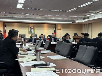 騎機車滑手機「罰1200元」！立院初審通過　駕駛抽菸也加重罰