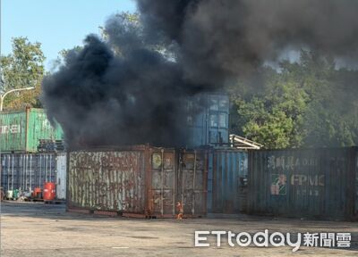 金門料羅碼頭火警！疑貨櫃內電動車電池爆炸　恐怖濃煙狂竄