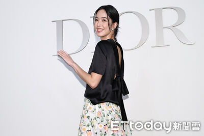 陳庭妮發現Dior包「鍊帶上有蝴蝶結」超開心!聖誕節連狗狗的禮物都買好了