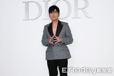 直擊／周杰倫開深V「胸毛胸肌炸出」帥慘　當眾官宣好消息：明年3、4月！