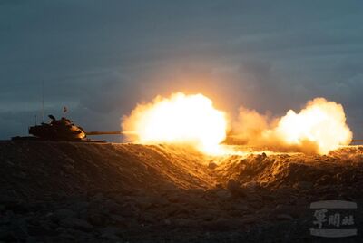 黑夜陣地整備　M60A3戰車太麻里溪口火力開砲
