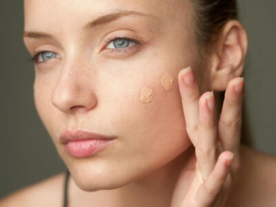 天冷底妝容易卡粉？「做好3件事」讓粉底貼膚不起屑