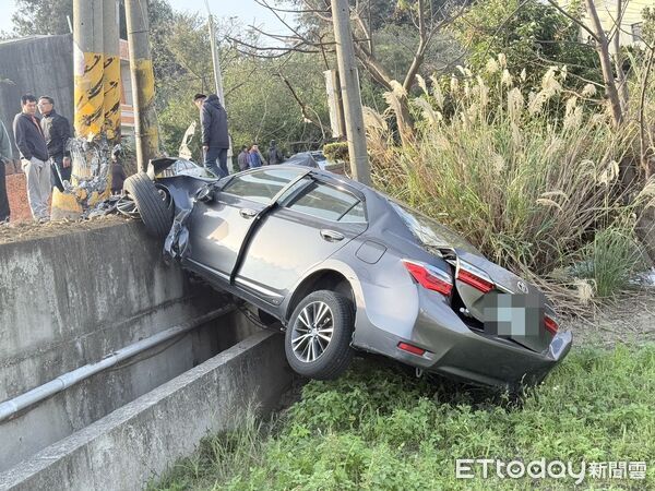 ▲詹姓男子死意甚堅，駕車高速撞斷電桿沒有重傷，跑離現場再持利剪刺頸部，大量失血、命危搶救中。（圖／記者楊永盛翻攝）