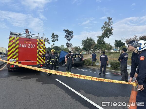 ▲台中知名馬卡龍公園旁火燒車，車內一人明顯死亡。（圖／記者許權毅攝，下同）
