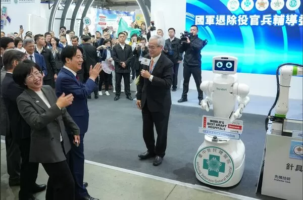 ▲▼台北榮總院長陳威明（圖中持麥克風者）在台灣智慧醫療展上妙語如珠，總統賴清德(右2)拍手叫好，立委蘇巧慧（右1）也笑開懷。（圖／鴻海提供）