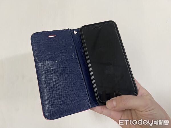 ▲▼掀蓋式,皮套,手機殼,長輩標配。（圖／記者劉維榛攝）