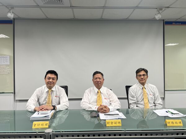 ▲左起正德會計經理申翔宇、財會副總林勝鶴、財務經理鄭宇宏在線上法會上。。（圖／正德提供）