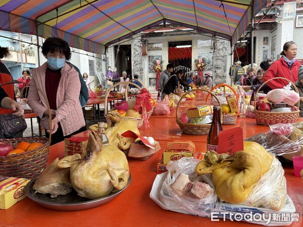 ▲台東關山天后宮肥雞比賽吸睛、紅龜粿祈平安。（圖／記者楊晨東翻攝）
