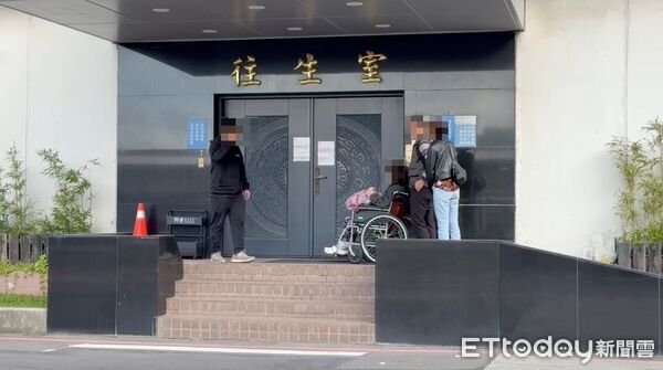 ▲▼夏姓老翁的妻子坐輪椅到長庚醫院相驗遺體             。（圖／記者陳以昇翻攝）