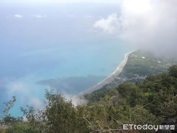 ▲立霧山稜線上可遠眺山腳下的太平洋、立霧溪及散居部落的絕美景致。（圖／太管處提供）