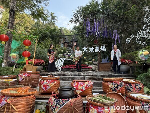 ▲大坑休閒農場以市定民俗「飯擔文化」迎接田媽媽與各地農會代表。（記者林東良翻攝，下同）