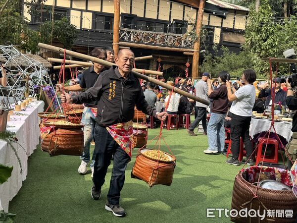 ▲大坑休閒農場以市定民俗「飯擔文化」迎接田媽媽與各地農會代表。（記者林東良翻攝，下同）