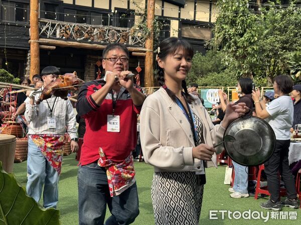 ▲大坑休閒農場以市定民俗「飯擔文化」迎接田媽媽與各地農會代表。（記者林東良翻攝，下同）