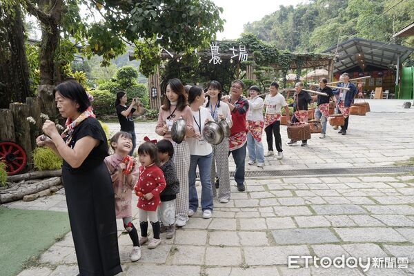 ▲大坑休閒農場以市定民俗「飯擔文化」迎接田媽媽與各地農會代表。（記者林東良翻攝，下同）