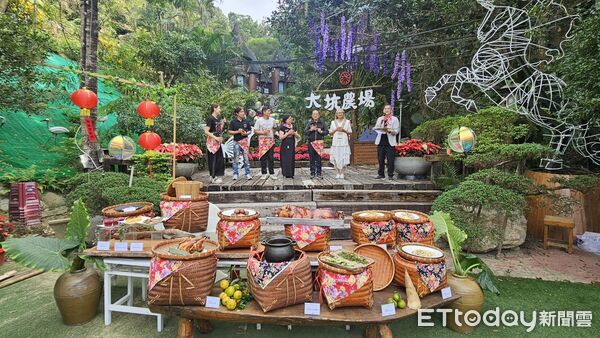 ▲大坑休閒農場以市定民俗「飯擔文化」迎接田媽媽與各地農會代表。（記者林東良翻攝，下同）