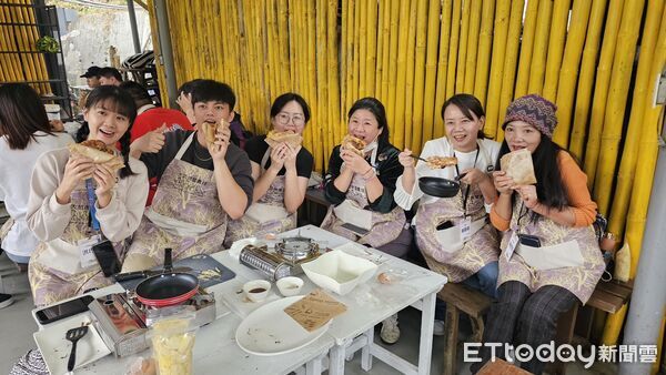 ▲大坑休閒農場以市定民俗「飯擔文化」迎接田媽媽與各地農會代表。（記者林東良翻攝，下同）