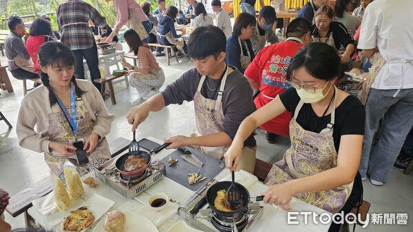 ▲大坑休閒農場以市定民俗「飯擔文化」迎接田媽媽與各地農會代表。（記者林東良翻攝，下同）