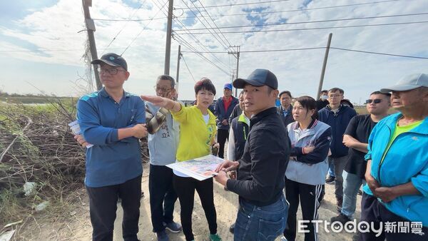 ▲陳亭妃會勘大塭寮排水工程，要求明年汛前完成滯洪池以避免重演淹水災情。（記者林東良翻攝，下同）