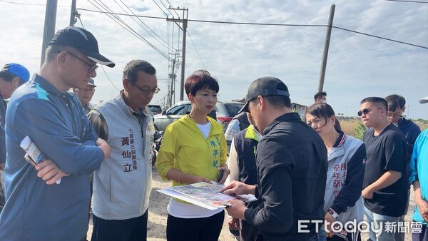 ▲陳亭妃會勘大塭寮排水工程，要求明年汛前完成滯洪池以避免重演淹水災情。（記者林東良翻攝，下同）