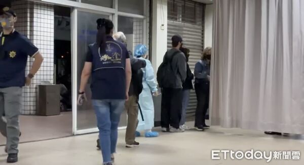 ▲▼退休校長攀玉山殞命！今相驗查死因　妻子哀痛殯儀館認屍。（圖／記者陳宏瑞攝）