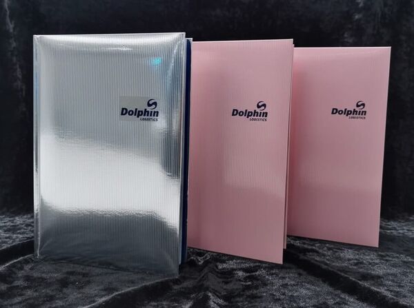 ▲萬泰國際物流歡慶30週年，印製玫瑰金紀念版、白金隱藏版筆記本贈送客戶與供應商。（圖／萬泰提供）