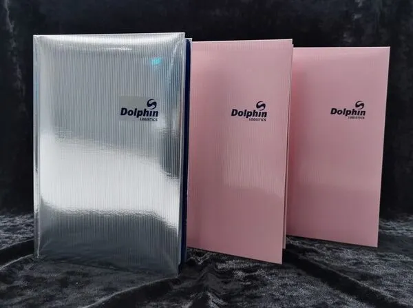 ▲萬泰國際物流歡慶30週年，印製玫瑰金紀念版、白金隱藏版筆記本贈送客戶與供應商。（圖／萬泰提供）