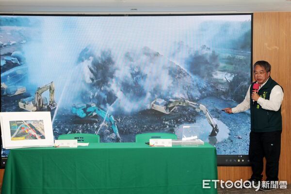 ▲烏樹林暫置場大火於 12/3深夜全面撲滅，市府4日說明後續監控與復原作業，消防局持續派出無人機與消防車戒護，確保火點不再復燃。（記者林東良翻攝，下同）