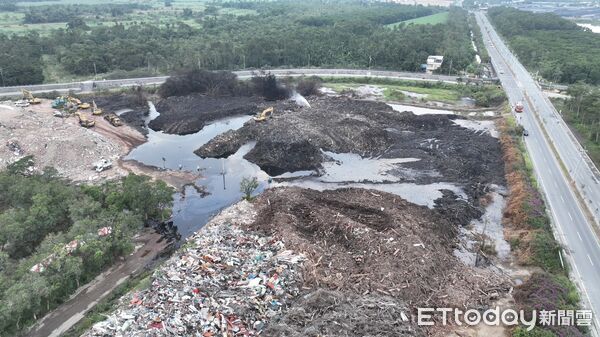 ▲烏樹林暫置場大火於 12/3深夜全面撲滅，市府4日說明後續監控與復原作業，消防局持續派出無人機與消防車戒護，確保火點不再復燃。（記者林東良翻攝，下同）