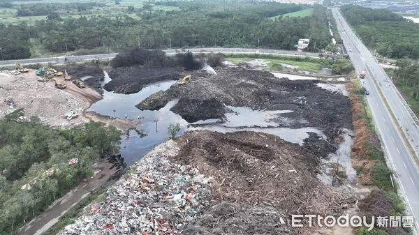 ▲烏樹林暫置場大火於 12/3深夜全面撲滅，市府4日說明後續監控與復原作業，消防局持續派出無人機與消防車戒護，確保火點不再復燃。（記者林東良翻攝，下同）