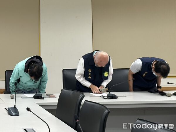 ▲衛生局長黃志中、副局長潘炤穎鞠躬道歉。（圖／記者許宥孺攝）