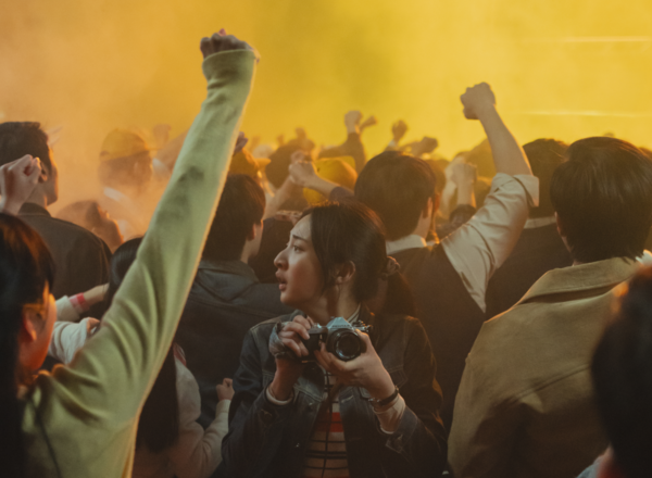 ▲《那張照片裡的我們》出動300名臨演打造逼真抗議場面，李沐、宋柏緯、振永。（圖／瀚草文創GrX STUDIO提供）