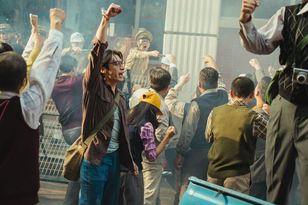 ▲《那張照片裡的我們》出動300名臨演打造逼真抗議場面，李沐、宋柏緯、振永。（圖／瀚草文創GrX STUDIO提供）