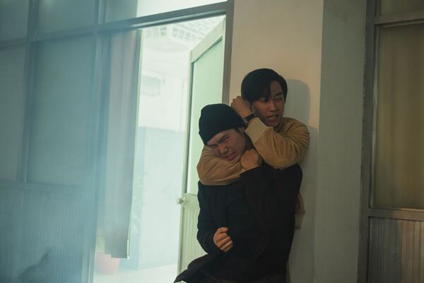 ▲《那張照片裡的我們》出動300名臨演打造逼真抗議場面，李沐、宋柏緯、振永。（圖／瀚草文創GrX STUDIO提供）