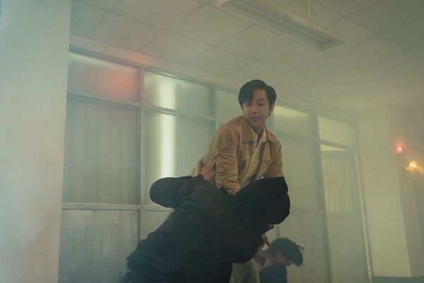 ▲《那張照片裡的我們》出動300名臨演打造逼真抗議場面，李沐、宋柏緯、振永。（圖／瀚草文創GrX STUDIO提供）