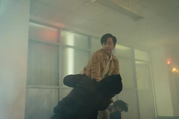 ▲《那張照片裡的我們》出動300名臨演打造逼真抗議場面，李沐、宋柏緯、振永。（圖／瀚草文創GrX STUDIO提供）