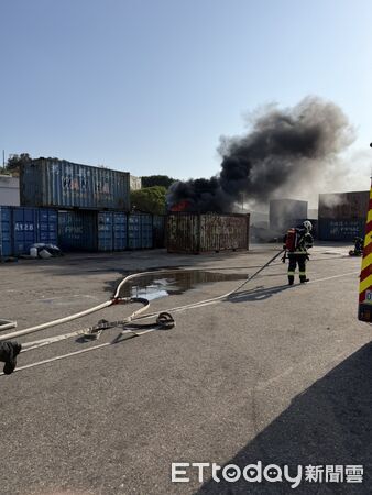 ▲▼電動車疑似電池起火，整個貨櫃全面燃燒，內部的車架被燒得只剩金屬骨架。（圖／金門岸巡提供）