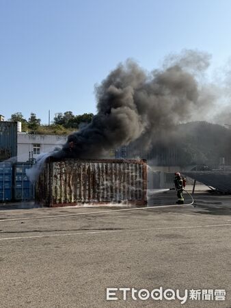 ▲▼電動車疑似電池起火，整個貨櫃全面燃燒，內部的車架被燒得只剩金屬骨架。（圖／金門岸巡提供）