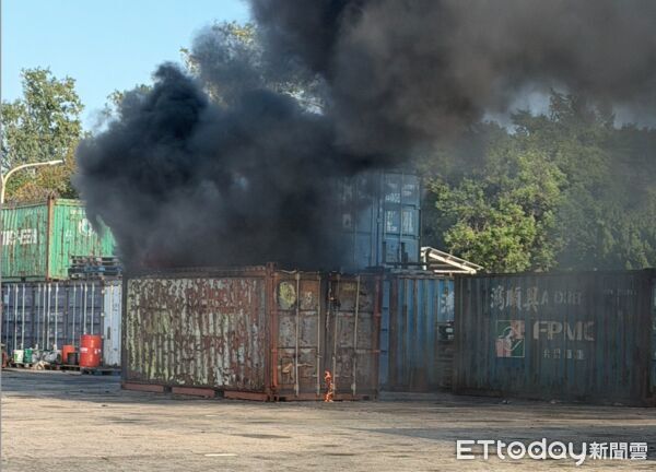 ▲▼電動車疑似電池起火，整個貨櫃全面燃燒，內部的車架被燒得只剩金屬骨架。（圖／金門岸巡提供）