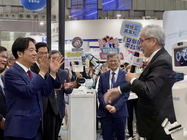 ▲▼賴清德總統特別蒞臨輔導會榮民醫療體系展區，臺北榮總陳威明院代表說明「未來醫療（Future Healthcare）」的整體成果。（圖／台北榮總提供）