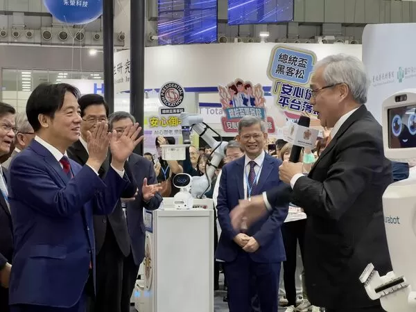 ▲▼賴清德總統特別蒞臨輔導會榮民醫療體系展區，臺北榮總陳威明院代表說明「未來醫療（Future Healthcare）」的整體成果。（圖／台北榮總提供）