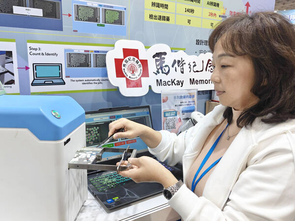 ▲▼陳智芳主任示範操作裸錠藥品AI自動辨識機，快速判讀回收藥錠。（圖／馬偕醫院提供）