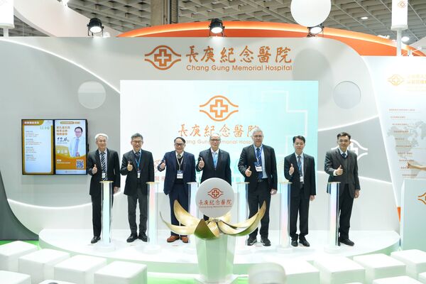 ▲▼長庚展區啟動儀式。左起：高雄長庚醫院陳武福副院長、土城醫院賴旗俊院長、長庚行政中心潘延健總執行長、長庚決策委員會陳建宗副主委、台北長庚醫院黃集仁院長、基隆長庚醫院吳俊德院長、嘉義長庚醫院林俊良副院長。（圖／長庚醫院提供）