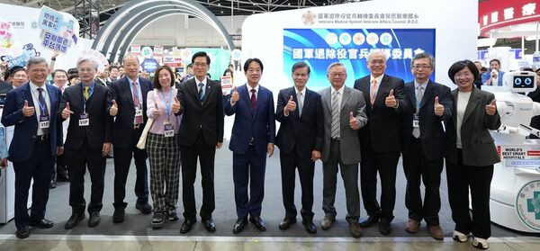 ▲▼總統賴清德(中)至退輔會榮民醫療體系展場參觀。（圖／台中榮總提供）
