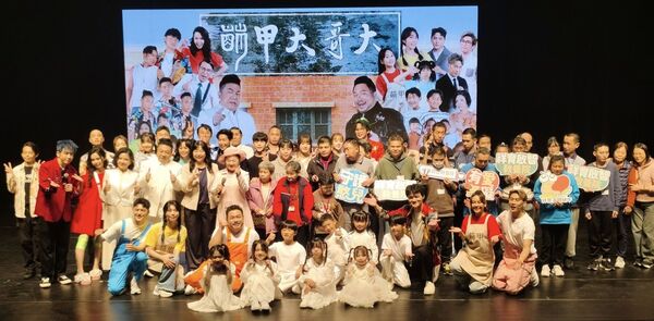 ▲《萌甲大哥大》3天5場的演出圓滿落幕，董至成(右)無酬演出。（圖／秀卡司娛樂）